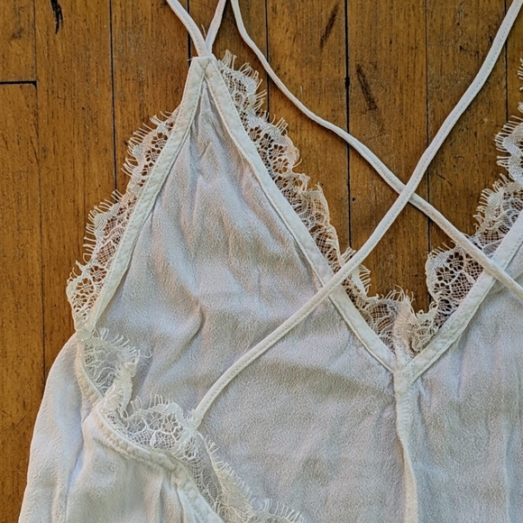 White lace trimmed tank - Picture 3 of 3
